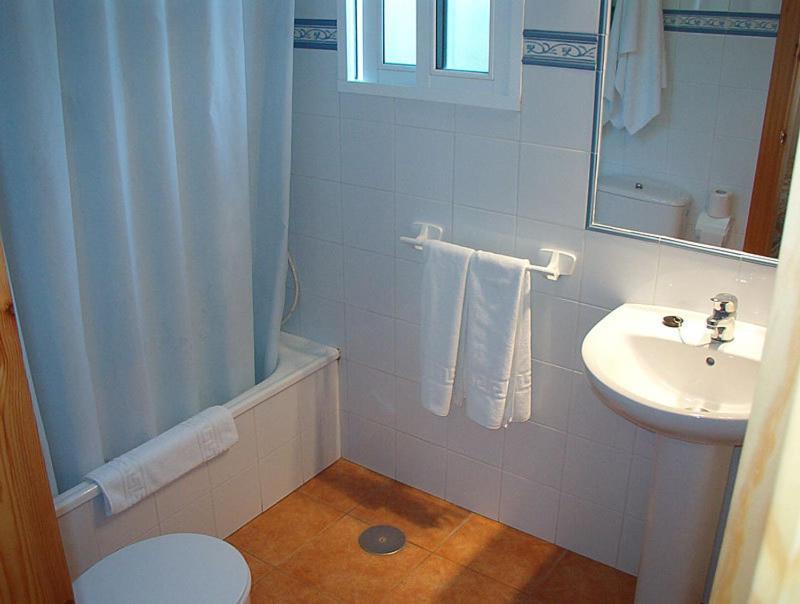 Hostal Las Acacias Los Canos De Meca Cameră foto